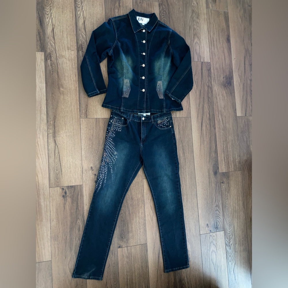 DV by Donna Vinci Women’s Blue Y2K Rhinestone denim jacket and jeans size 10